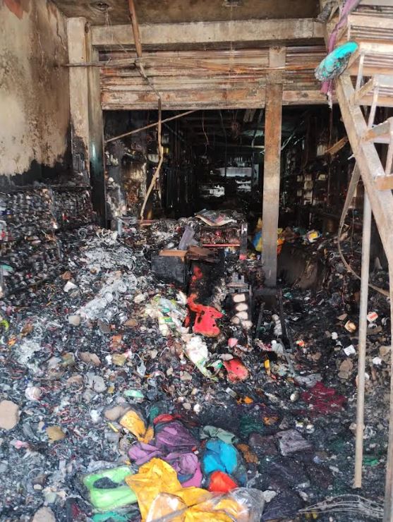 कपड़ा और कास्मेटिक की दो मंजिले दुकान में लगी भीषण आग में लाखों सामान खाक