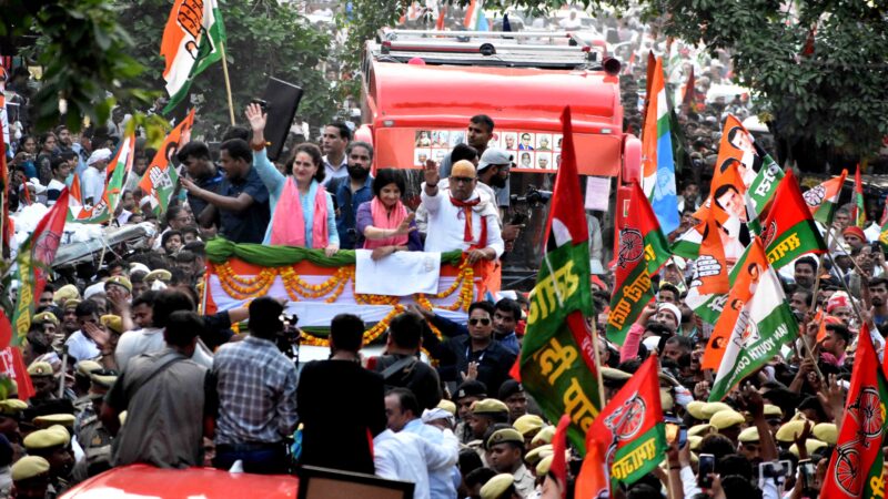 प्रियंका गांधी और डिंपल यादव के रोड शो ने कार्यकर्ताओं में भरा उत्साह