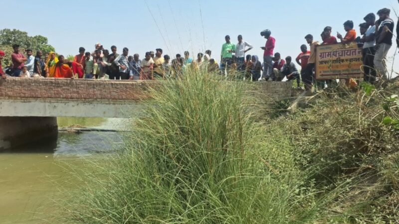 नहर के घासफूस में फंसा युवक का शव‌ देख सनसनी
