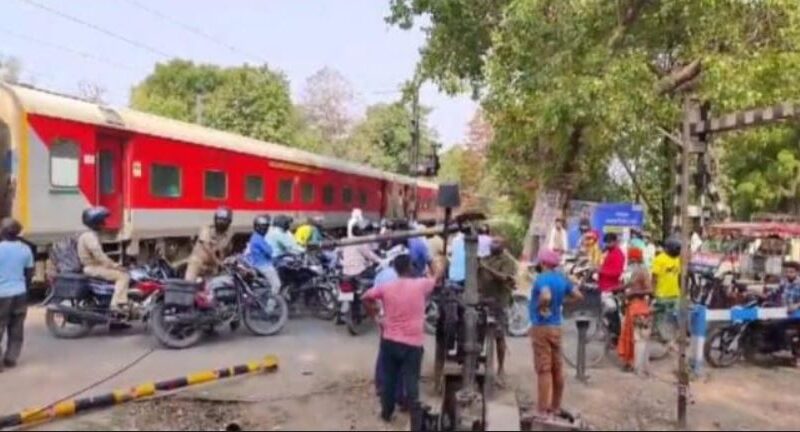 रेलवे फाटक को तोड़ते हुए पिकअप फरार