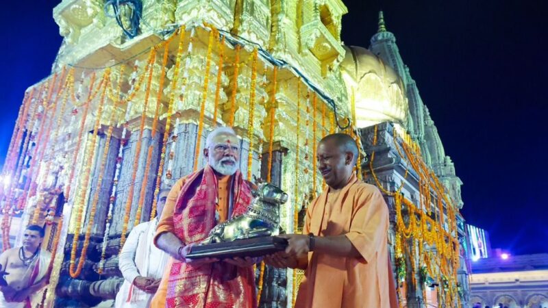 प्रधानमंत्री मोदी ने जीत  के लिए बाबा विश्वनाथ मंदिर में किया पूजन 