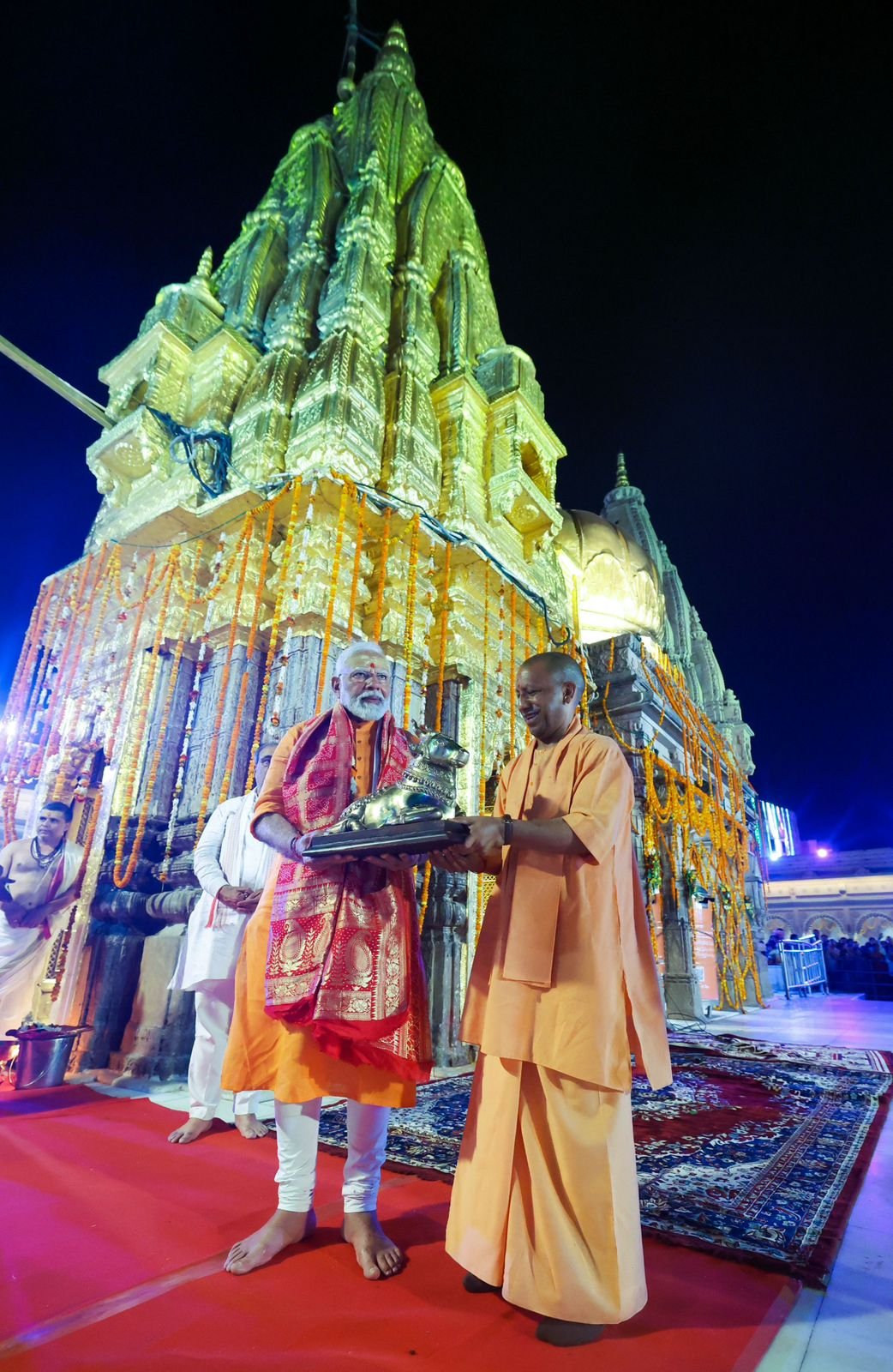 प्रधानमंत्री मोदी ने जीत  के लिए बाबा विश्वनाथ मंदिर में किया पूजन 