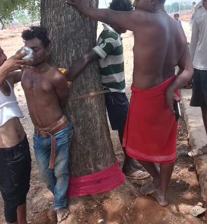 दो युवकों को संदिग्ध चोर समझकर,गांव के दबंगों के द्बारा पेड़ में बांध कर जमकर की गई पिटाई