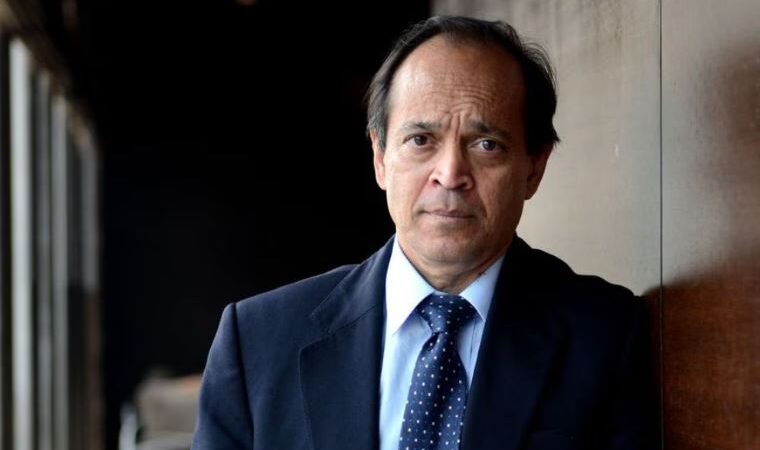 विक्रम सेठ जिन्होंने हनुमान चालीसा का अंग्रेजी में किया अनुवाद