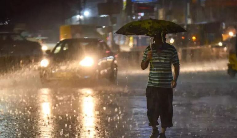 52 डिग्री पारे के बीच दिल्‍ली-NCR के मौसम ने ली करवट,धूल भरी आंधी के बाद बूंदा-बांदी शुरू