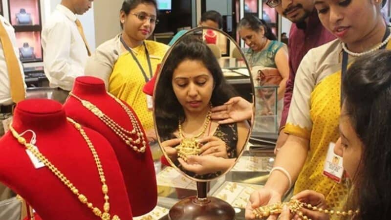 चीन से आई एक खबर…और सोना हो गया धड़ाम,इनवेस्‍ट करने वालों की बढ़ सकती है मुसीबत!