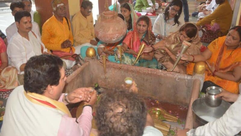 महामृत्युंजय मंदिर मे मोदी के विजय अभियान हेतु 400 पार हो इसके लिये बाबा से रूद्राभिषेक