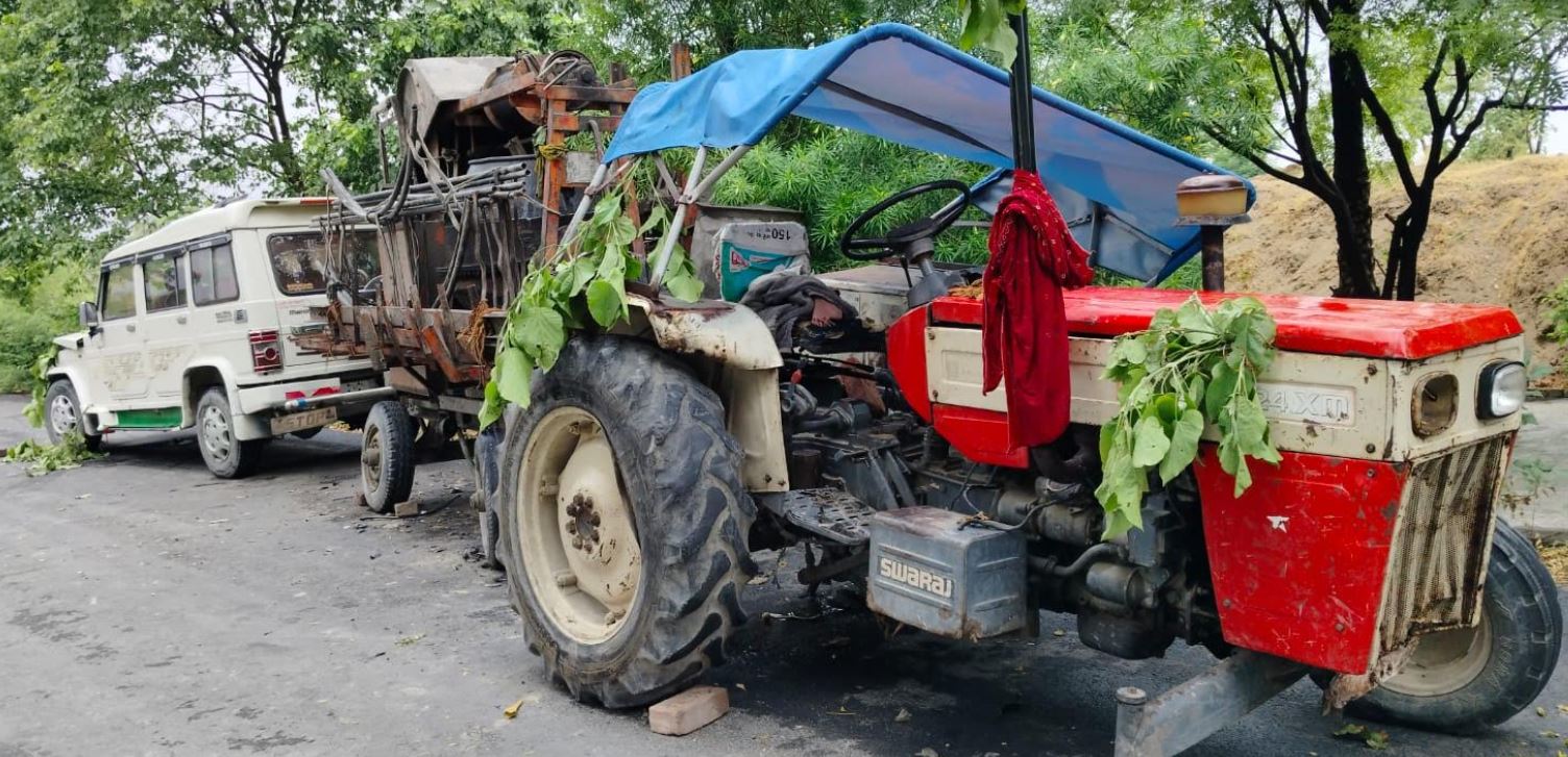 बुलेरो ट्रेक्टर दुर्घटना चालक युवती घायल इलाज को भेजने के बजाए उल्टा हुआ हंगामा फिर भेजा