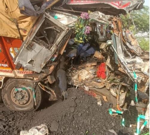 खड़ी ट्रक से चलती ट्रक से भीषण टक्कर दो की दर्दनाक मौत
