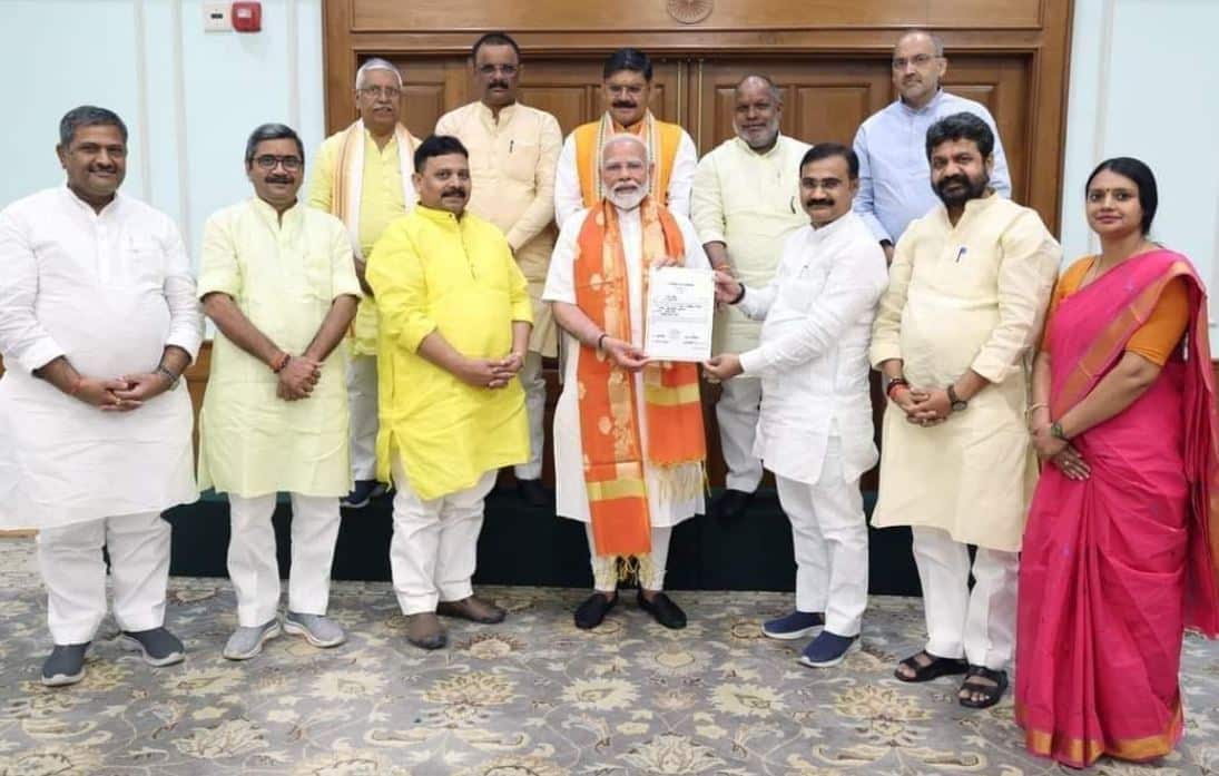 भाजपा चुनाव कैंपेन टीम ने पीएम को सौपा जीत का प्रमाण पत्र