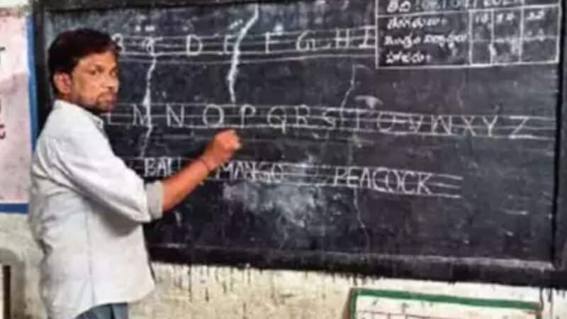 प्रेम ऐसा भी: टीचर का हुआ ट्रांसफर तो 133 बच्चों ने भी छोड़ दिया स्कूल फिर…