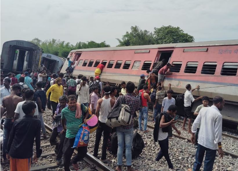 गोंडा में चंडीगढ़ एक्सप्रेस के कई डिब्बे पटरी से उतरे, मची अफरा तफरी.. रेस्क्यू अभियान शुरू