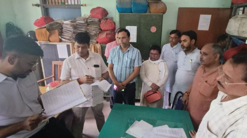 जिला विद्यालय निरीक्षक समेत छह कर्मचारी मिले लापता, पत्रावलियां मिली महिला शौचालय में