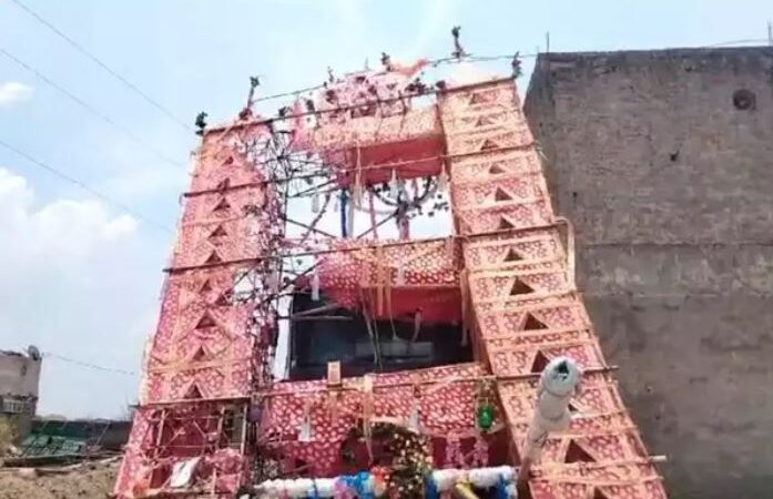 35 फीट ऊंची कांवड़ 33 हजार वोल्ट हाईटेंशन तार से टकराई,लगी आग,7 कांवड़िये झुलसे