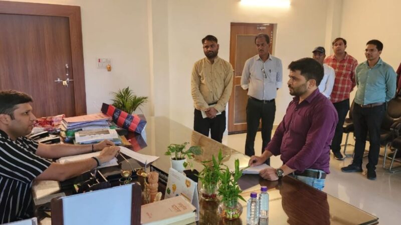 डीएम ने शहर में खोदी गयी सड़को को तत्काल मोटेरेबल करने का दिया शख्त निर्देश