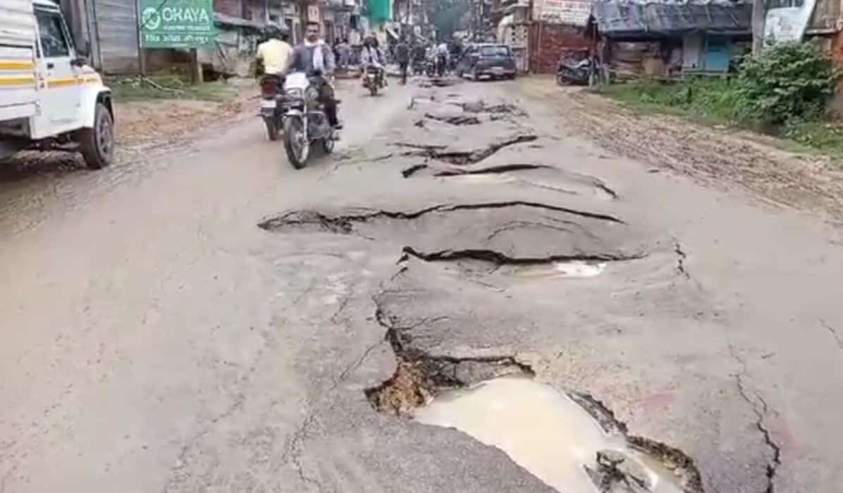 नमामि गंगे की खुली पोल,सड़के बनी सुरंग,कही फंसी बस तो कही धसी ट्रक