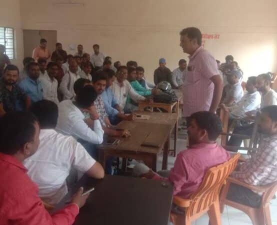 केराकत में लेखपालों का हड़ताल एसडीएम के आदेश के खिलाफ हड़ताल