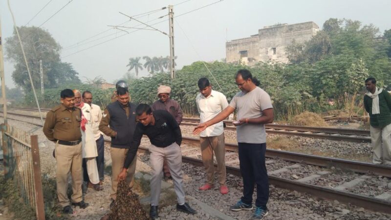 भदोही ट्रेन की चपेट में आने से अधेड़ व्यक्ति की मौत