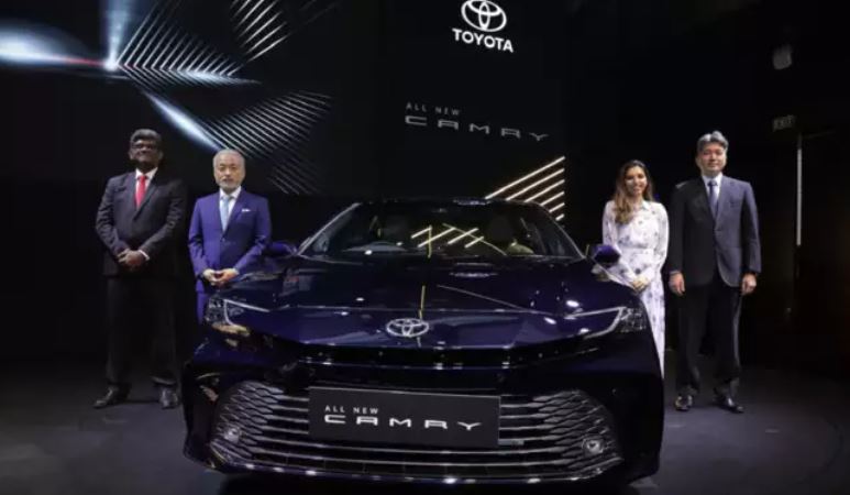 टोयोटा ने New Camry लॉन्च के मौके पर हाइब्रिड वाहनों पर टैक्स में छूट की मांग की,प्रदूषण कम…