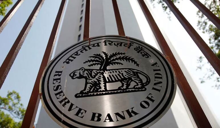 रुपये को टूटने से बचाने के लिए RBI ने एक महीने में खर्च किए 44 अरब डॉलर