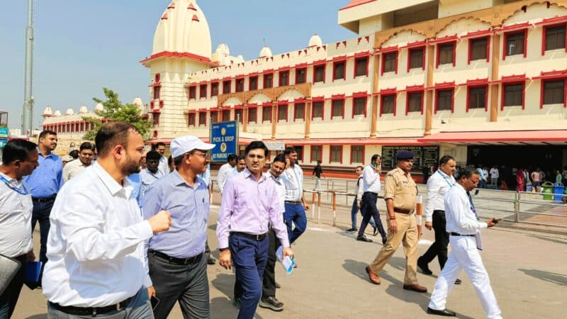 मंडल रेल प्रबंधक ने वाराणसी जंक्शन का किया निरीक्षण, यात्री सुविधाओं की समीक्षा