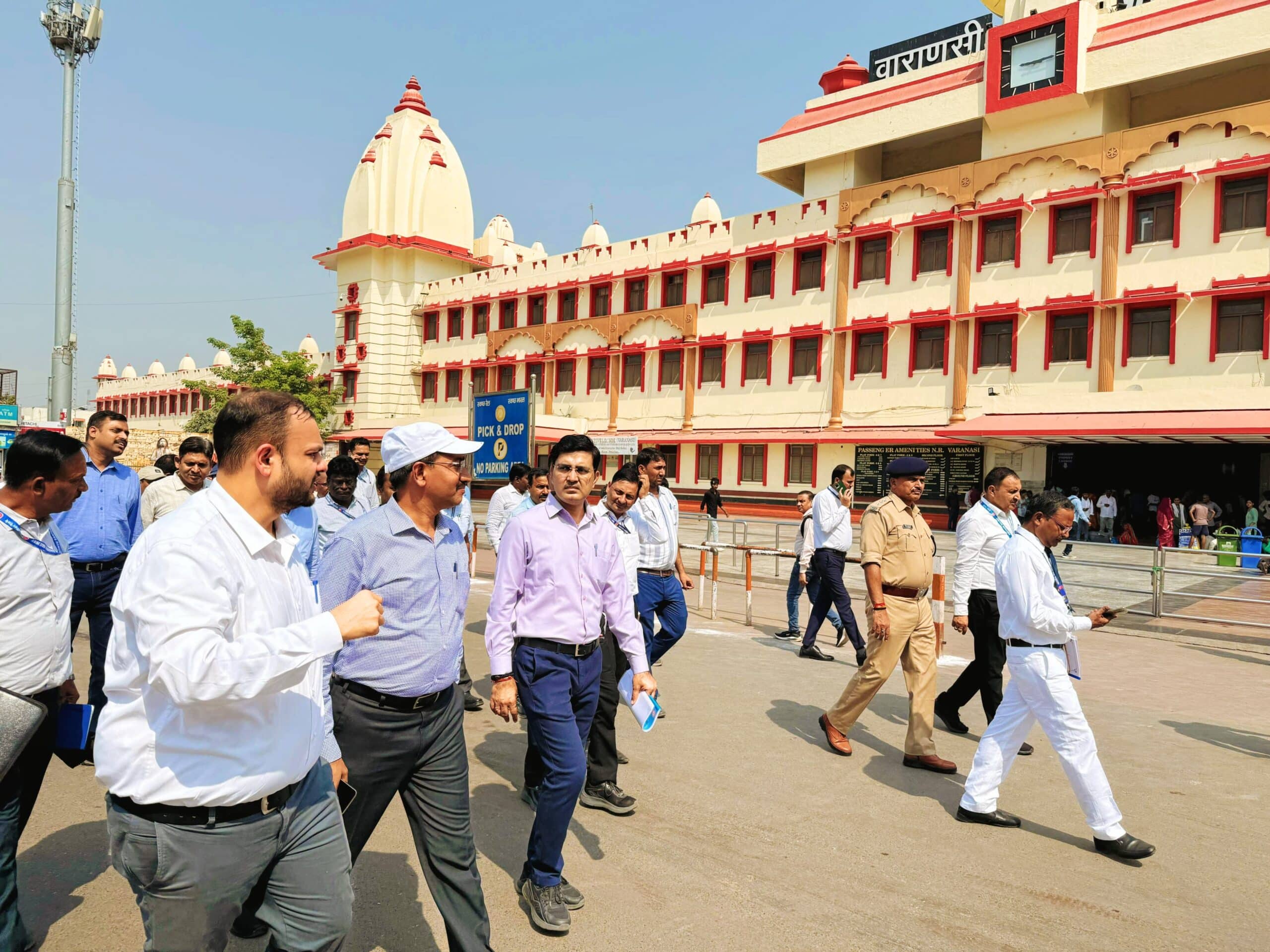 मंडल रेल प्रबंधक ने वाराणसी जंक्शन का किया निरीक्षण, यात्री सुविधाओं की समीक्षा