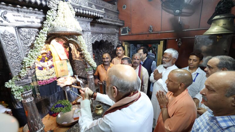 मध्य क्षेत्रीय परिषद बैठक हेतु वाराणसी पहुंचे गृहमंत्री, बाबा काल भैरव के किए दर्शन