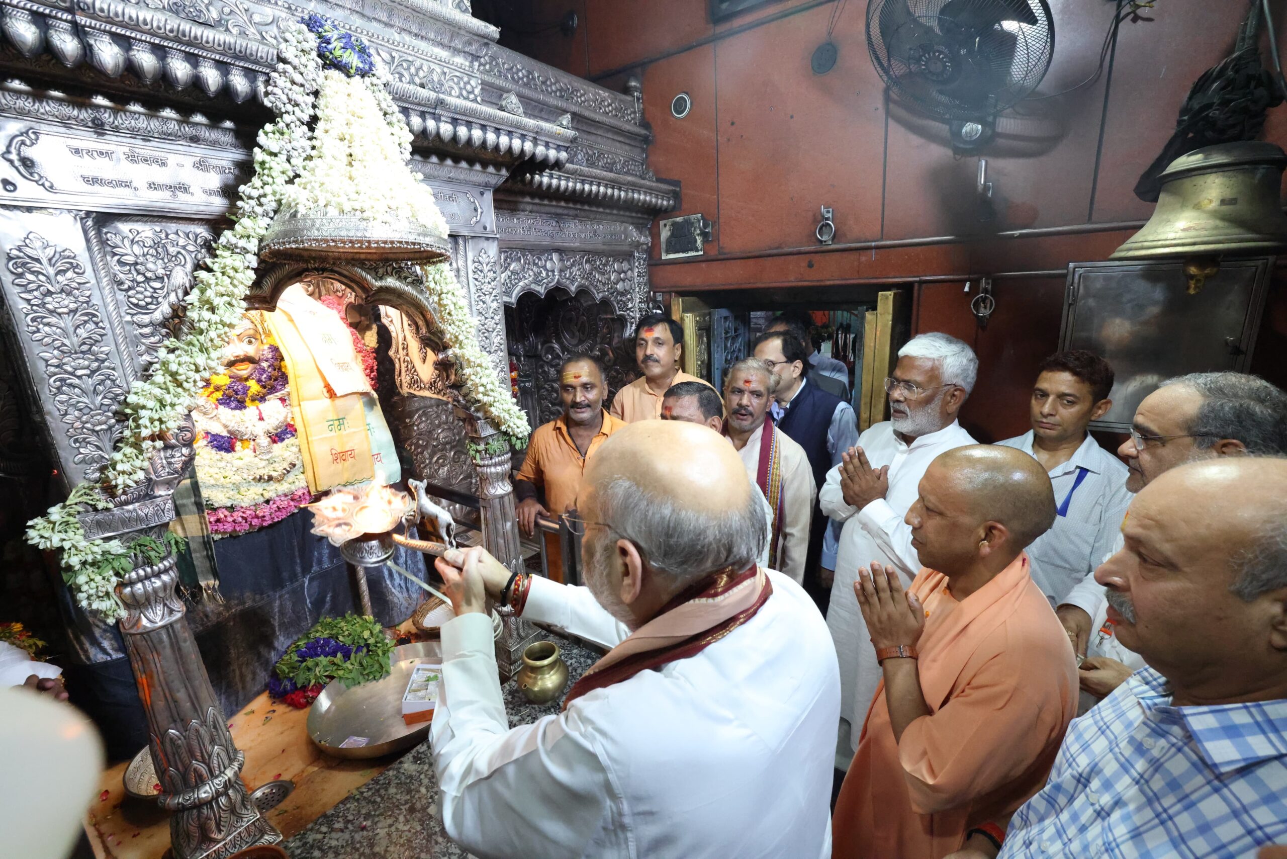 मध्य क्षेत्रीय परिषद बैठक हेतु वाराणसी पहुंचे गृहमंत्री, बाबा काल भैरव के किए दर्शन
