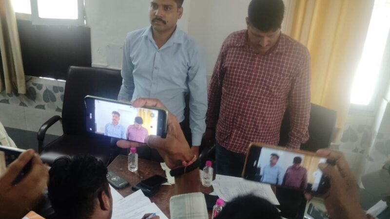 रिश्वत लेते रंगे हाथ पकड़े गए मंडुवाडीह थाने के दरोगा और दीवान
