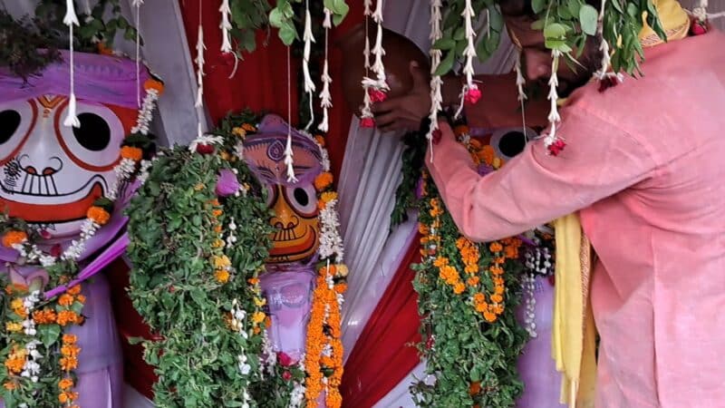 जानिए-भक्तों ने कराया स्नान तो भगवान हुए बीमार,कई दिनों तक बंद रहेगा पट
