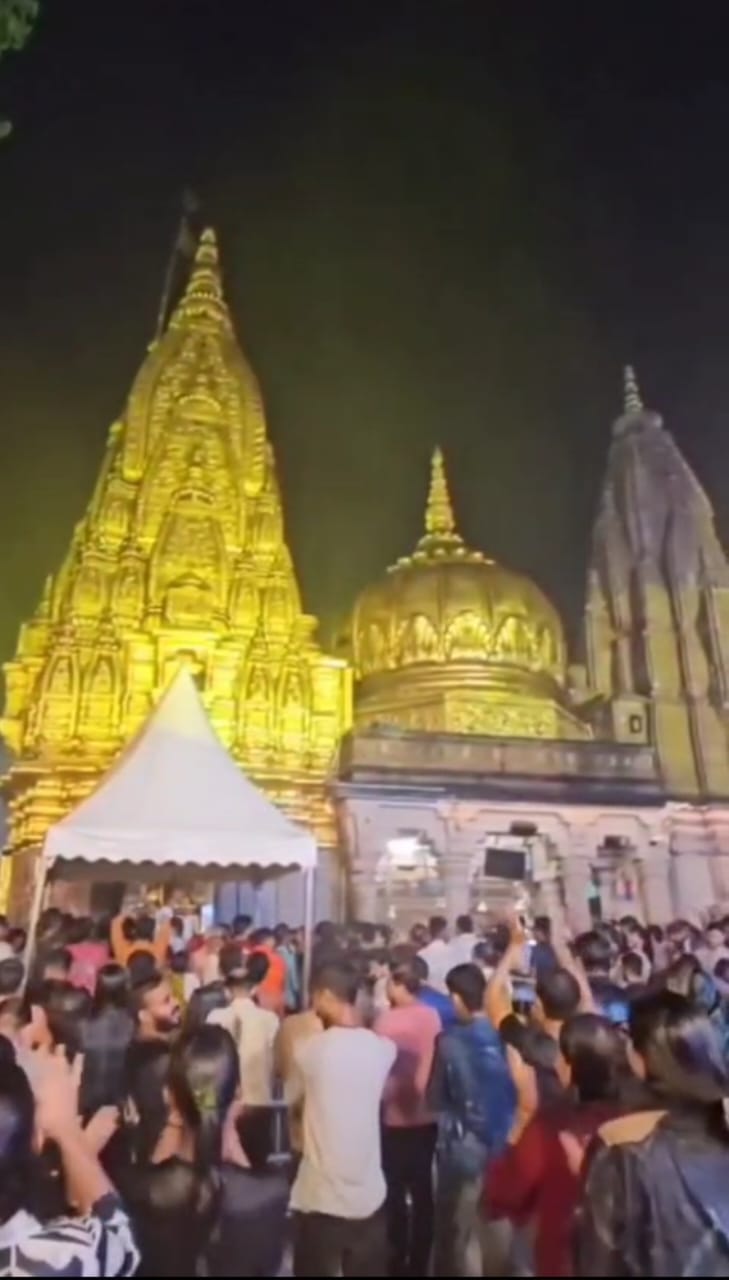 काशी में उमड़ा भक्तिभाव: पुलिस की व्यवस्था से अभिभूत हुए श्रद्धालु