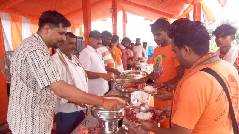 कांवड़ियों की सेवा लगा निःशुल्क  शिविर