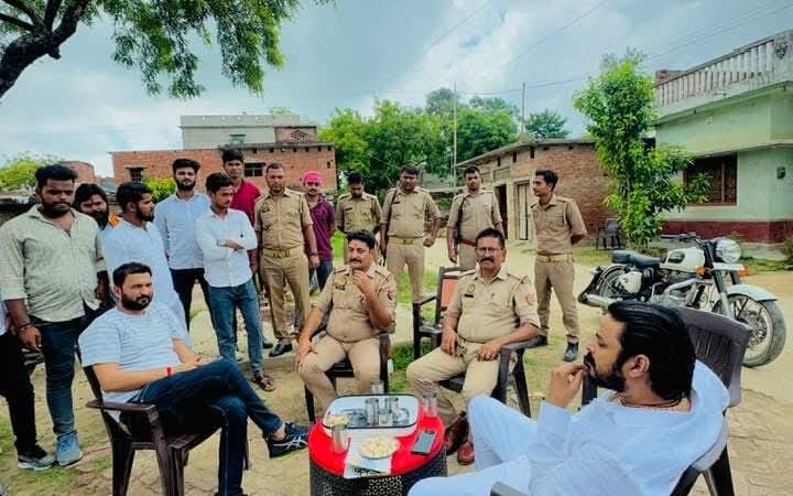 करणी सेना के राष्ट्रीय अध्यक्ष के आवास पर पहुंची पुलिस, इलाके में मचा हड़कंप