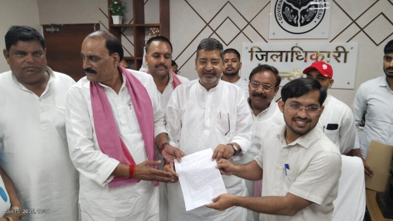 सांसद वीरेंद्र सिंह ने किसानों की समस्याओं को लेकर डीएम से की मुलाकात, एक्सप्रेस-वे रूट और खाद संकट पर जताई गहरी चिंता
