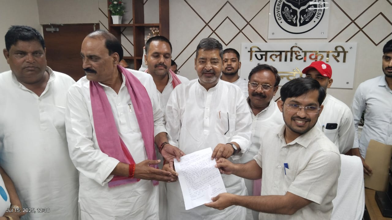 सांसद वीरेंद्र सिंह ने किसानों की समस्याओं को लेकर डीएम से की मुलाकात, एक्सप्रेस-वे रूट और खाद संकट पर जताई गहरी चिंता