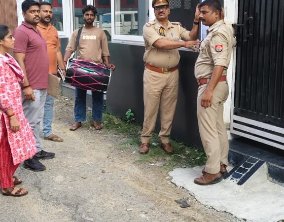 एनडीपीएस एक्ट के आरोपी  के घर पुलिस ने की मुनादी व नोटिस चस्पा