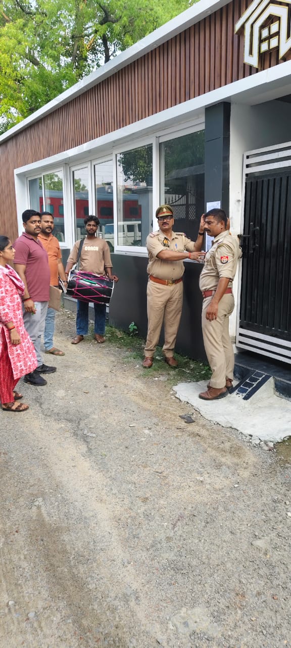 एनडीपीएस एक्ट के आरोपी  के घर पुलिस ने की मुनादी व नोटिस चस्पा