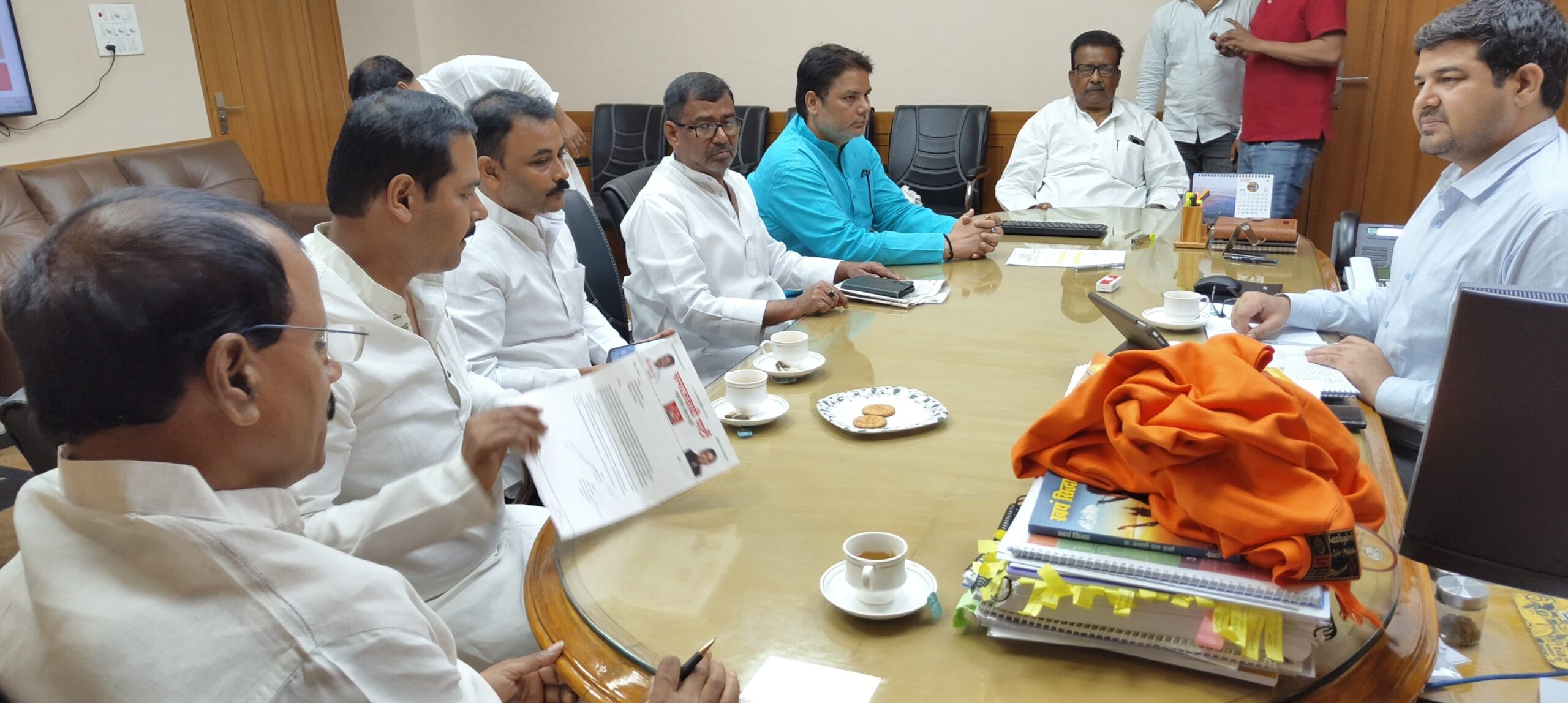 गलत एफआईआर के विरोध में  पूविविनि के एमडी से मिला सपा का प्रतिनिधिमंडल