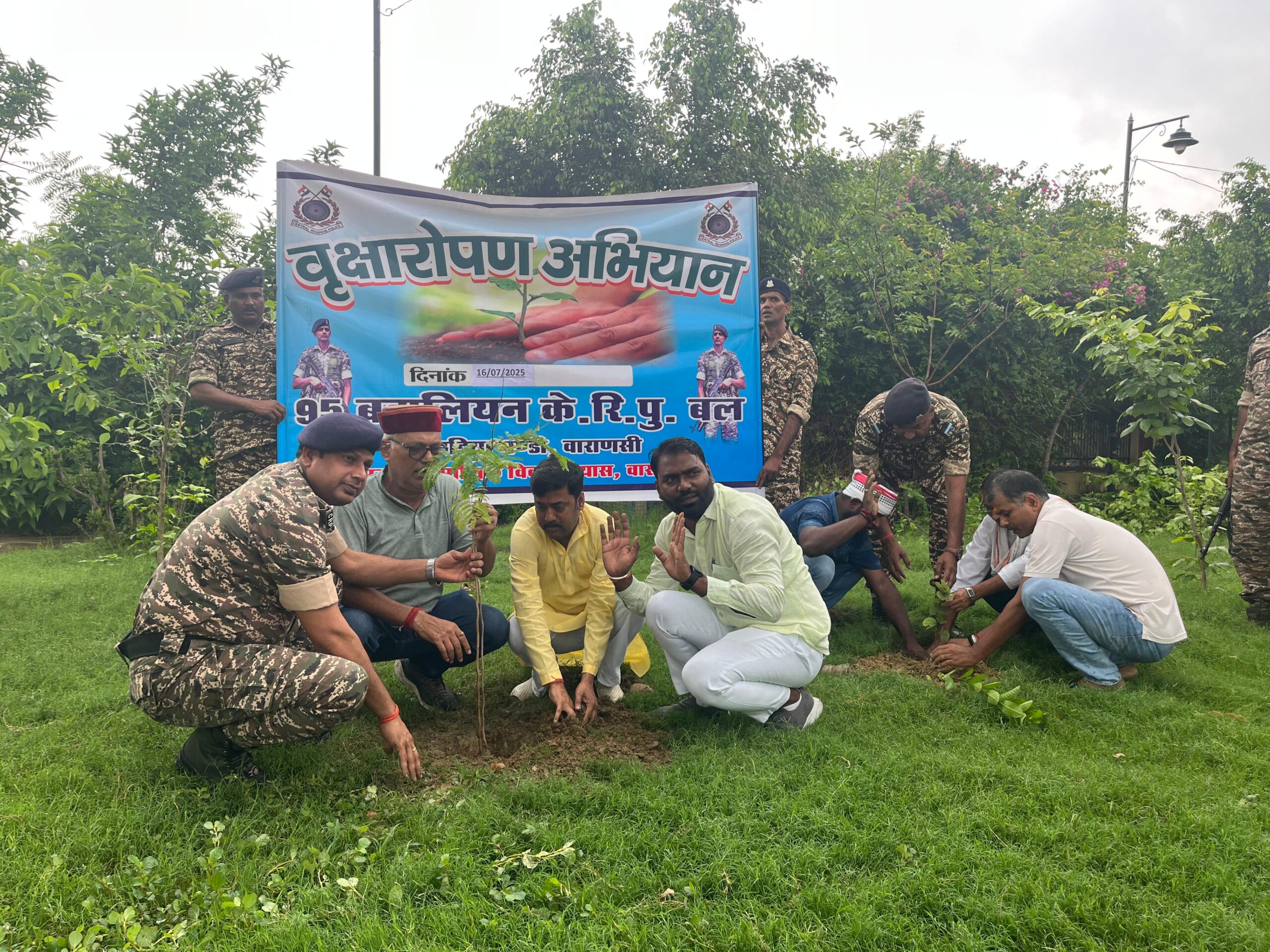 सीआरपीएफ और सृजन संस्था ने मिलकर किया पौधारोपण