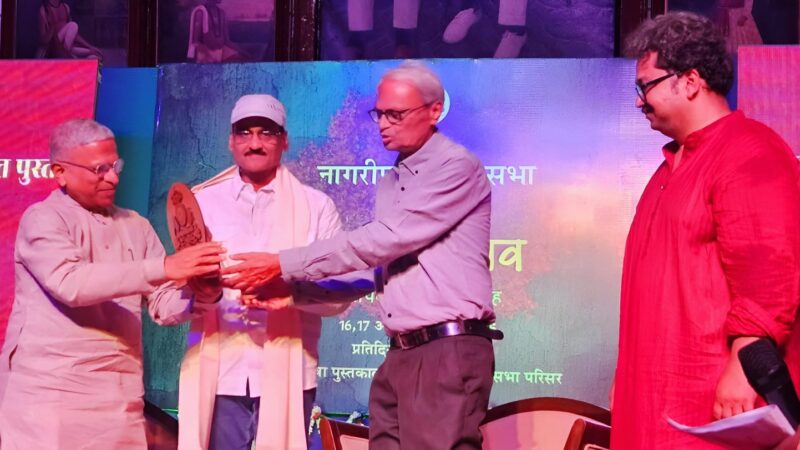 बनारस की सांझ में ‘जर्नलिज्म AI’ का उजास: राज्यसभा उपसभापति हरिवंश ने किया वरिष्ठ पत्रकार विजय विनीत की पुस्तक का लोकार्पण