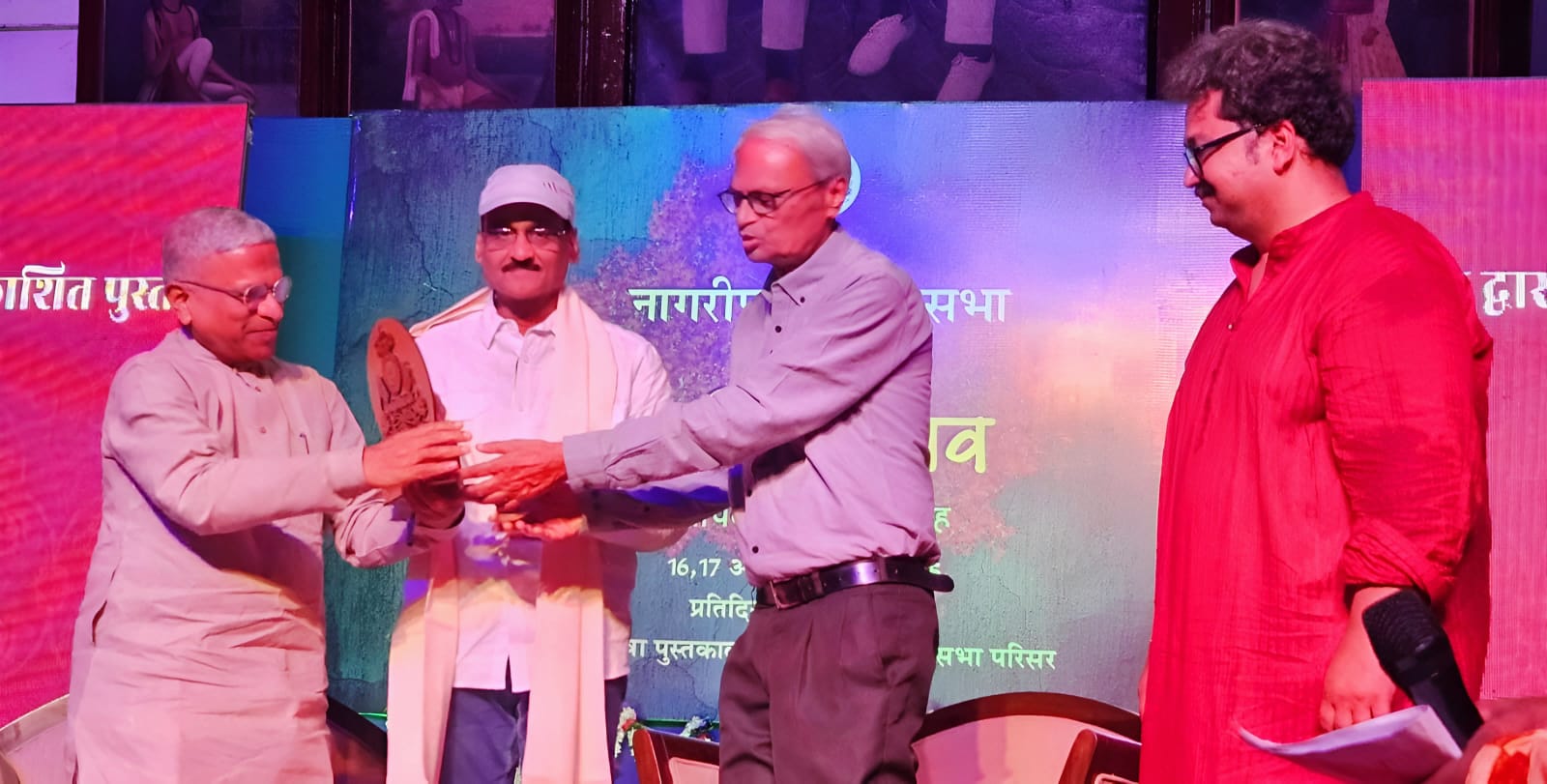 बनारस की सांझ में ‘जर्नलिज्म AI’ का उजास: राज्यसभा उपसभापति हरिवंश ने किया वरिष्ठ पत्रकार विजय विनीत की पुस्तक का लोकार्पण