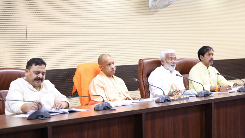 सीएम योगी ने दिए विकास कार्यों को समय पर पूरा करने के निर्देश