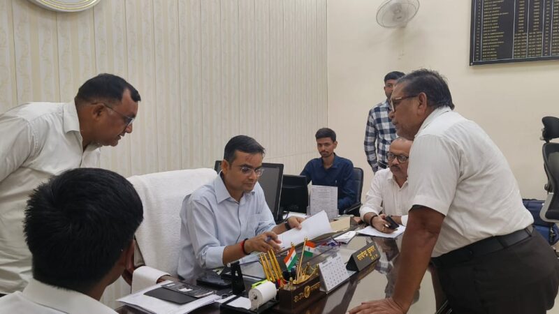 जिलाधिकारी ने जनता दर्शन में सुनी जन समस्याएं