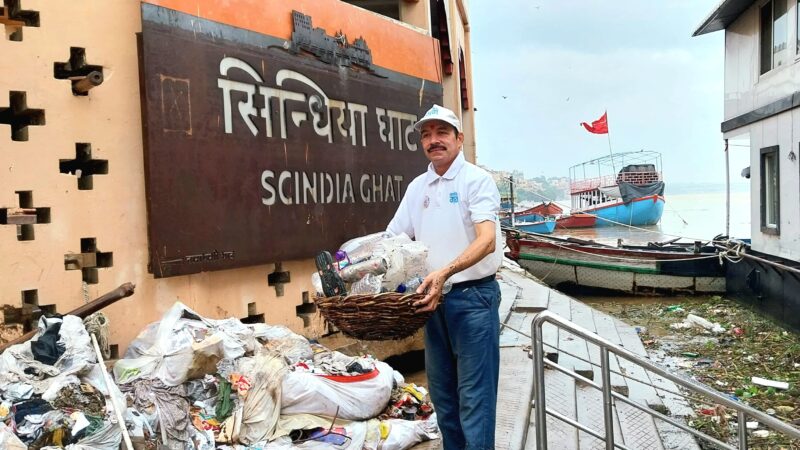 गंगा बाढ़ के बीच चला स्वच्छता अभियान