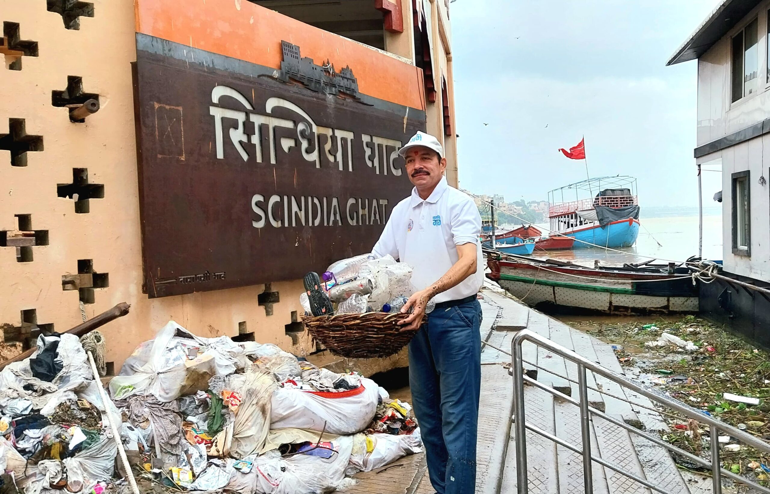 गंगा बाढ़ के बीच चला स्वच्छता अभियान