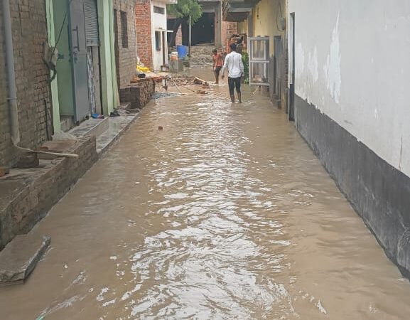 मूसलाधार बारिश से सरोज बस्ती के ग्रामीणों  जीवन अस्त-व्यस्त