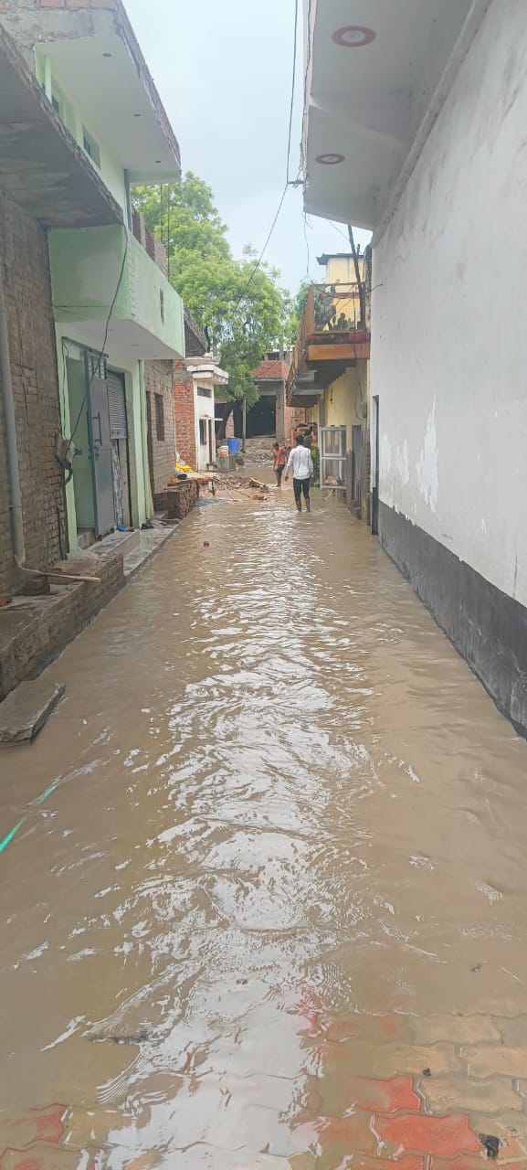मूसलाधार बारिश से सरोज बस्ती के ग्रामीणों  जीवन अस्त-व्यस्त