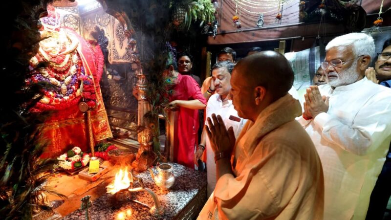 श्रावण में बाबा के दरबार पहुंचे सीएम योगी
