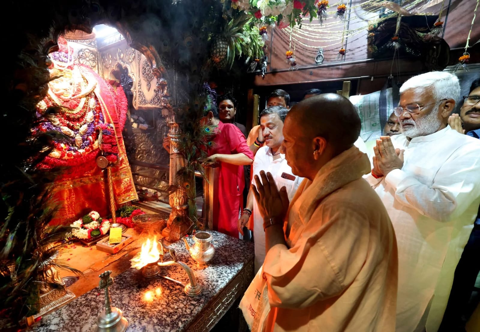 श्रावण में बाबा के दरबार पहुंचे सीएम योगी