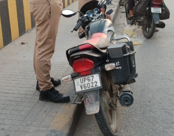 विश्व सुंदरी पुल से गंगा में कूदा बाइक सवार